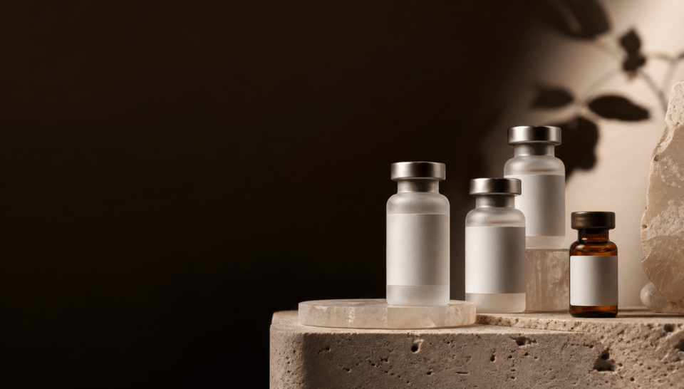 Flacoane Peptide24 într-un decor editorial de laborator